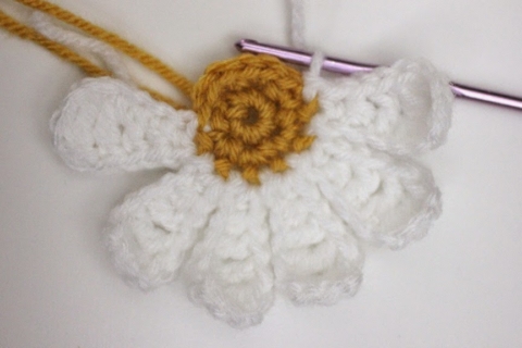 Free Crochet 6 Petal Daisy Flower Pattern - Crochet Bits