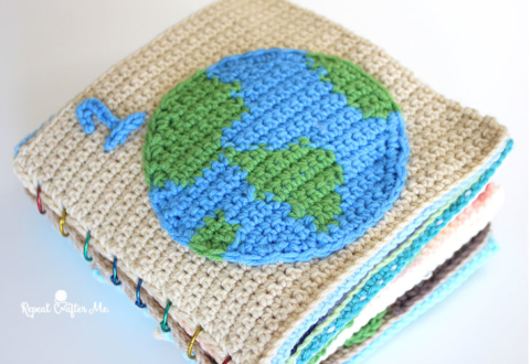 How to make a crochet book sleeve with our video tutorial