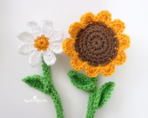 Free Daisy Crochet Pattern  Crochet flower tutorial, Crochet