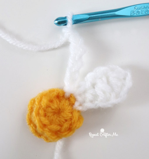Crochet Daisy Flower - Repeat Crafter Me